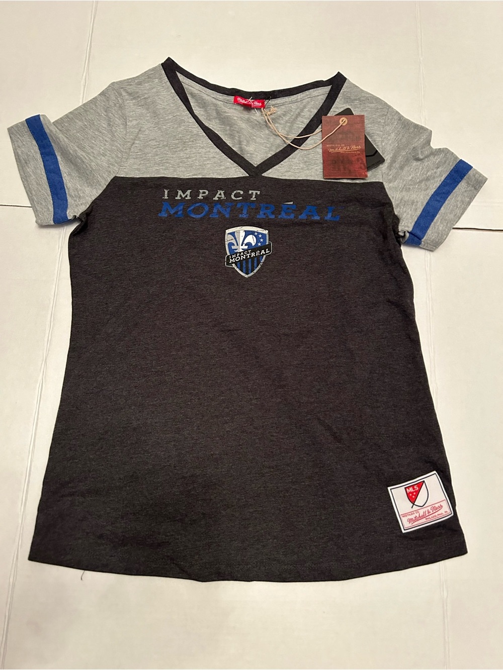 Mitchell & Ness
Montreal Impact Soccer Women's
V-neck Tee Shirt Large